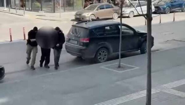 Πάνω από δύο λίτρα αίμα έχασε ο 20χρονος στη Θεσσαλονίκη, κοντά στην καρδιά το θανατηφόρο χτύπημα –Υπό δρακόντεια μέτρα  στα δικαστήρια ο 23χρονος δράστης  (βίντεο)