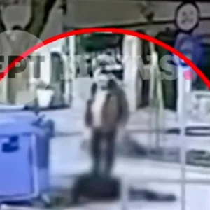 Θεσσαλονίκη: Βίντεο ντοκουμέντο από τη δολοφονική επίθεση με μαχαίρι  σε 20χρονο στην Καλαμαριά – Η στιγμή που αιμόφυρτος καταρρέει στο πεζοδρόμιο