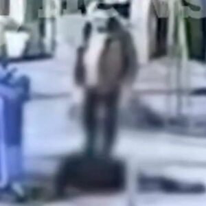 Θεσσαλονίκη: Βίντεο ντοκουμέντο από τη δολοφονική επίθεση με μαχαίρι  σε 20χρονο στην Καλαμαριά – Η στιγμή που αιμόφυρτος καταρρέει στο πεζοδρόμιο