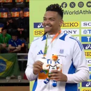 Η απονομή του ασημένιου μεταλλίου στον Καραλή: «Είμαι χαρούμενος και ξενυχτισμένος, ζω το όνειρό μου» – Βίντεο