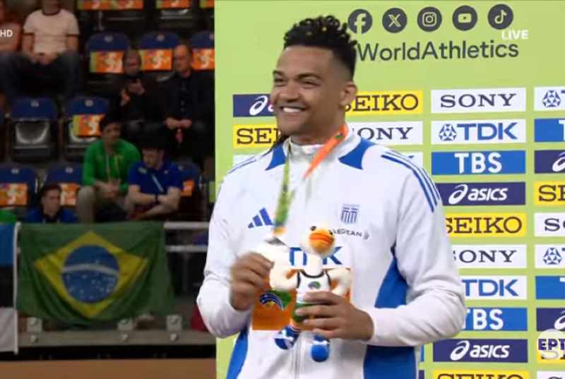 Η απονομή του ασημένιου μεταλλίου στον Καραλή: «Είμαι χαρούμενος και ξενυχτισμένος, ζω το όνειρό μου» – Βίντεο