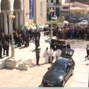 Το τελευταίο αντίο στη Μαρινέλλα: Με πλήθος κόσμου ο αποχαιρετισμός – «Για μένα πέθανε η δεύτερη μάνα μου» είπε ο Νταλάρας – Δάκρυσε η Χάρις Αλεξίου (βίντεο)