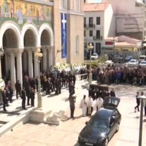 Το τελευταίο αντίο στη Μαρινέλλα: Με πλήθος κόσμου ο αποχαιρετισμός – «Για μένα πέθανε η δεύτερη μάνα μου» είπε ο Νταλάρας – Δάκρυσε η Χάρις Αλεξίου (βίντεο)