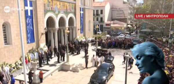 Το τελευταίο αντίο στη Μαρινέλλα: Με πλήθος κόσμου ο αποχαιρετισμός – «Για μένα πέθανε η δεύτερη μάνα μου» είπε ο Νταλάρας – Δάκρυσε η Χάρις Αλεξίου (βίντεο)