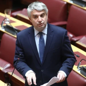 Ο Οδυσσέας Κωνσταντινόπουλος μετά τη διαγραφή παραδίδει την έδρα στο ΠΑΣΟΚ – Το μήνυμα στον Ανδρουλάκη και ο όρος που θέτει