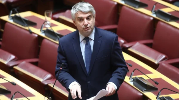 Ο Οδυσσέας Κωνσταντινόπουλος μετά τη διαγραφή παραδίδει την έδρα στο ΠΑΣΟΚ – Το μήνυμα στον Ανδρουλάκη και ο όρος που θέτει