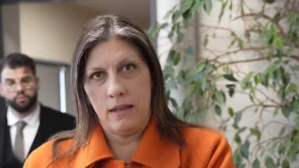 Κωνσταντοπούλου: Νέο βίντεο στα δικαστήρια της Λάρισας – «Ελάτε λίγο μαζί μου, κοιτάξτε εμένα»