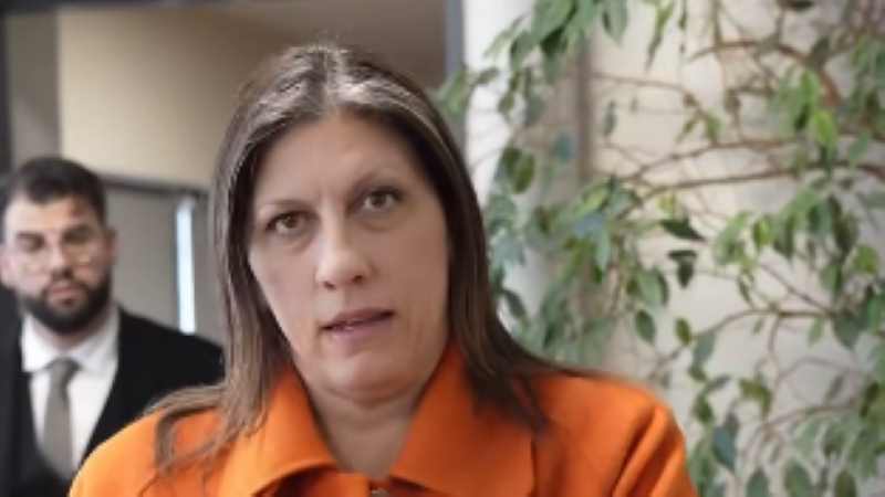 Κωνσταντοπούλου: Νέο βίντεο στα δικαστήρια της Λάρισας – «Ελάτε λίγο μαζί μου, κοιτάξτε εμένα»