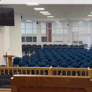Δίκη για τα Τέμπη: Βίντεο από τις αλλαγές στην αίθουσα – Προσδιορισμένες θέσεις για   δικηγόρους , κατηγορούμενους , συγγενείς θυμάτων και δημοσιογράφους