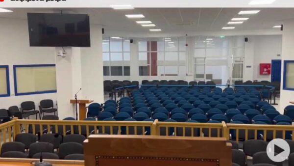 Δίκη για τα Τέμπη: Βίντεο από τις αλλαγές στην αίθουσα – Προσδιορισμένες θέσεις για   δικηγόρους , κατηγορούμενους , συγγενείς θυμάτων και δημοσιογράφους
