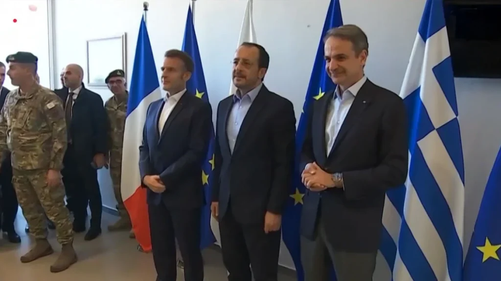 Ολοκληρώθηκε η τριμερής συνάντηση  Μητσοτάκη και Μακρόν  με Χριστοδουλίδη – Θερμό το κλίμα μεταξύ των ηγετών – Οι κοινές δηλώσεις –