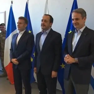 Ολοκληρώθηκε η τριμερής συνάντηση  Μητσοτάκη και Μακρόν  με Χριστοδουλίδη – Θερμό το κλίμα μεταξύ των ηγετών – Οι κοινές δηλώσεις –