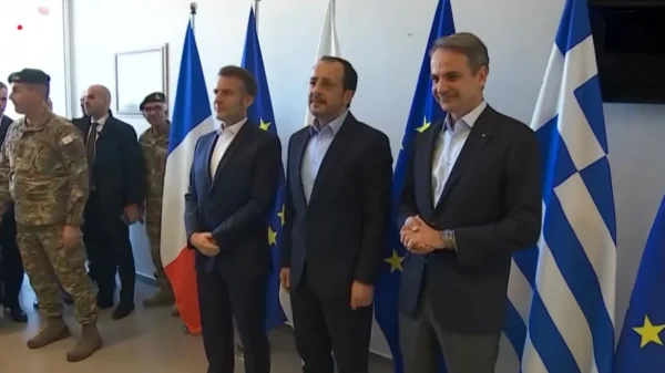 Ολοκληρώθηκε η τριμερής συνάντηση  Μητσοτάκη και Μακρόν  με Χριστοδουλίδη – Θερμό το κλίμα μεταξύ των ηγετών – Οι κοινές δηλώσεις –