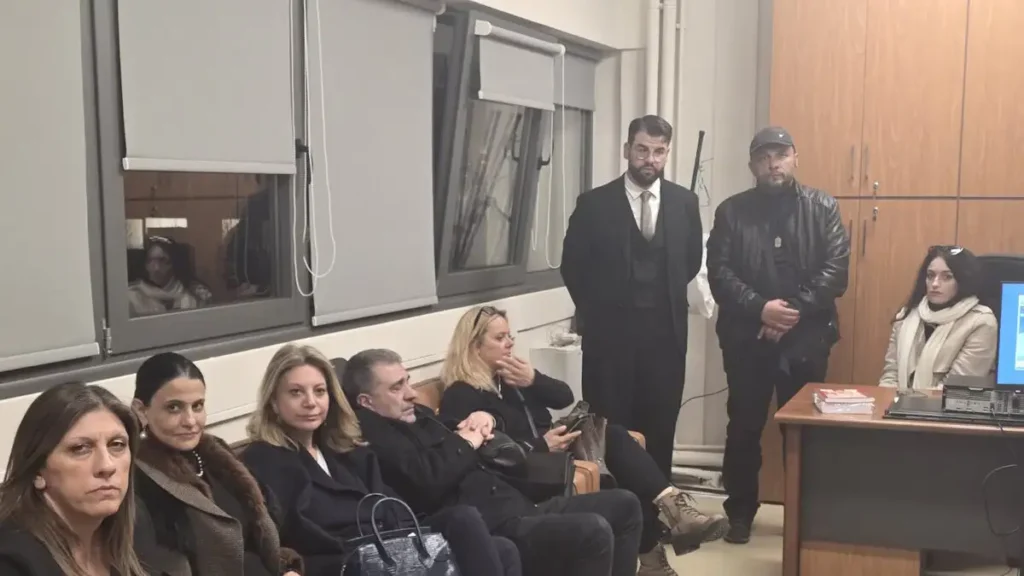Καρυστιανού:  «Καταδικάζουμε τη βασιλεία της ομερτά στο δικαστικό μέγαρο της Λάρισας» – Η φωτογραφία με Μαρία Γρατσία και Ζωή Κωνσταντοπούλου