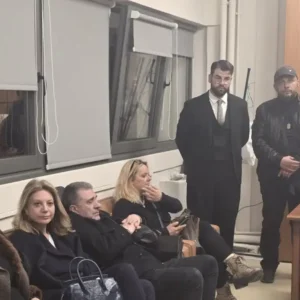 Καρυστιανού:  «Καταδικάζουμε τη βασιλεία της ομερτά στο δικαστικό μέγαρο της Λάρισας» – Η φωτογραφία με Μαρία Γρατσία και Ζωή Κωνσταντοπούλου
