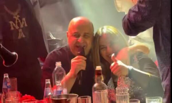 Μάρκος Σεφερλής: Σε ρόλο τραγουδιστή… στο πλευρό της Κατσίγιαννη- Αποθεώθηκε για την ερμηνεία του (βίντεο)