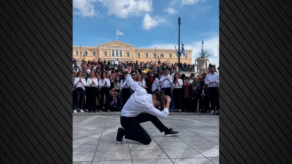 Viral το βίντεο με το ζεϊμπέκικο του μαθητή  στην πλατεία Συντάγματος μετά την παρέλαση