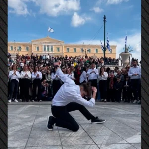 Viral το βίντεο με το ζεϊμπέκικο του μαθητή  στην πλατεία Συντάγματος μετά την παρέλαση