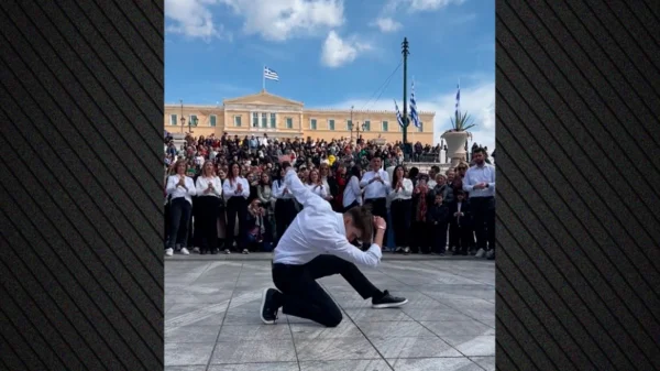 Viral το βίντεο με το ζεϊμπέκικο του μαθητή  στην πλατεία Συντάγματος μετά την παρέλαση