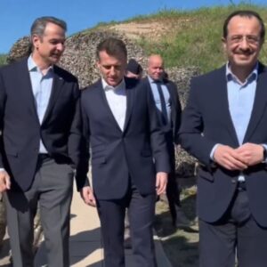 H ανάρτηση Μακρόν στα ελληνικά με Χριστοδουλίδη και Μητσοτάκη:  Εργαζόμαστε για την ασφάλεια γύρω από την Κύπρο, στην Ανατολική Μεσόγειο