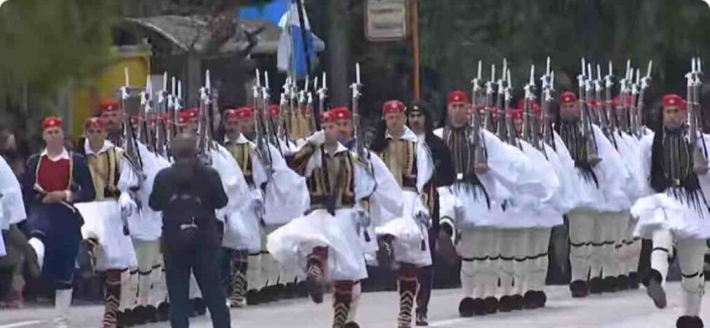 Πλήθος κόσμου, ένστολοι και άρματα στο κέντρο της Αθήνας στη μεγάλη στρατιωτική παρέλαση για την 25η Μαρτίου (βίντεο)