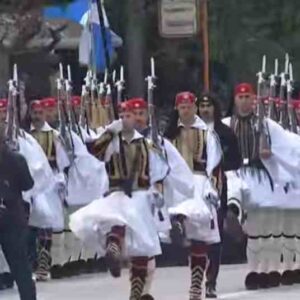 Πλήθος κόσμου, ένστολοι και άρματα στο κέντρο της Αθήνας στη μεγάλη στρατιωτική παρέλαση για την 25η Μαρτίου (βίντεο)