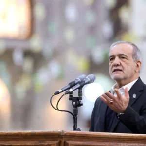 Απειλεί ο πρόεδρος του Ιράν: «Κήρυξη πολέμου κατά των μουσουλμάνων»,  η δολοφονία του  Χαμεϊνί, λέει ο Πεζεσκιάν