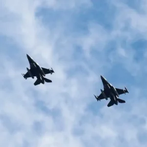 Συναγερμός στην Κύπρο για ύποπτο UAV: Απογειώθηκαν τα ελληνικά F-16: Πτήση της Aegean επέστρεψε στην Αθήνα – Το περιστατικό θεωρείται λήξαν, λέει η κυβέρνηση (βίντεο)