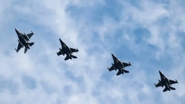 Συναγερμός στην Κύπρο για ύποπτο UAV: Απογειώθηκαν τα ελληνικά F-16: Πτήση της Aegean επέστρεψε στην Αθήνα – Το περιστατικό θεωρείται λήξαν, λέει η κυβέρνηση (βίντεο)