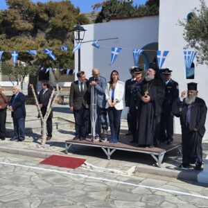 Κωνσταντίνος Σινάνης: Πρώτη δημόσια εμφάνιση μετά το χειρουργείο για την αφαίρεση όγκου – Κατέθεσε στεφάνι ο δήμαρχος Αγ. Ευστρατίου