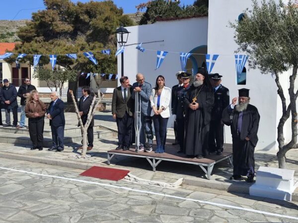 Κωνσταντίνος Σινάνης: Πρώτη δημόσια εμφάνιση μετά το χειρουργείο για την αφαίρεση όγκου – Κατέθεσε στεφάνι ο δήμαρχος Αγ. Ευστρατίου