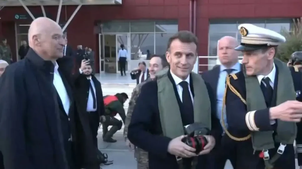 Στη Σούδα ο Εμανουέλ Μακρόν – Τον υποδέχθηκε ο Νίκος Δένδιας – Επίσκεψη στο αεροπλανοφόρο «Σαρλ ντε Γκoλ» (βίντεο)