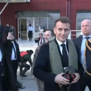Στη Σούδα ο Εμανουέλ Μακρόν – Τον υποδέχθηκε ο Νίκος Δένδιας – Επίσκεψη στο αεροπλανοφόρο «Σαρλ ντε Γκoλ» (βίντεο)