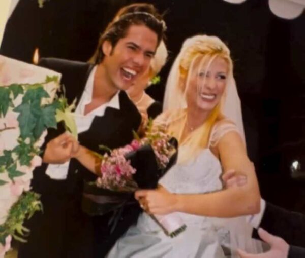 Ο Γιώργος Τσαλίκης θυμήθηκε τον γάμο του με τη Δώρα Δημητροπούλου – Το βίντεο, οι φωτογραφίες και το τραγούδι