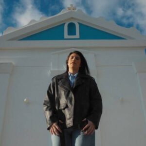 Τζένη Γεωργιάδη: Μας πάει στην Τήνο σε αυθεντικό νησιώτικo γλέντι μέσα από το νέο της βιντεοκλίπ για το «Γειά Μας» (βίντεο)