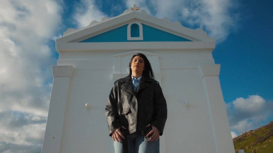 Τζένη Γεωργιάδη: Μας πάει στην Τήνο σε αυθεντικό νησιώτικo γλέντι μέσα από το νέο της βιντεοκλίπ για το «Γειά Μας» (βίντεο)