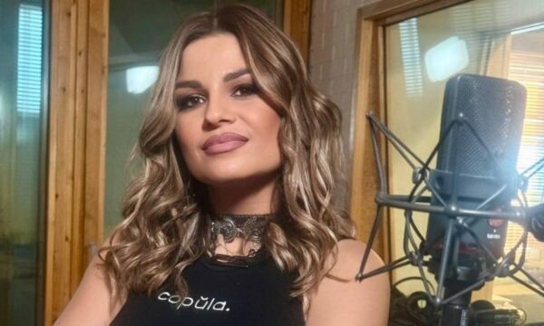 Τζωρτζίνα Νικάκη: Συνεπαίρνει το medley της με τραγούδια που τη σημάδεψαν (βίντεο)