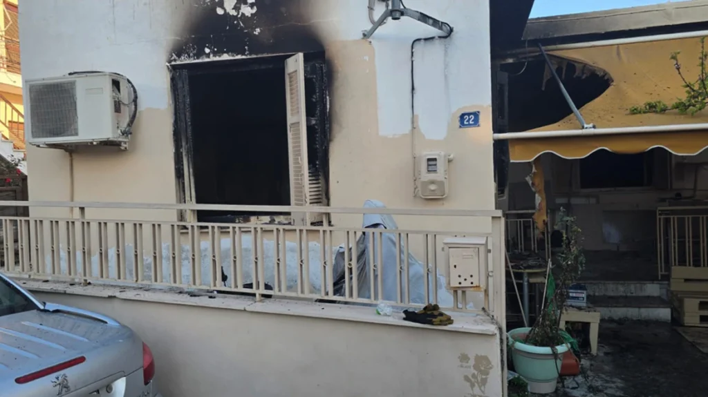 «Είδα την γυναίκα να καίγεται στην αυλή» -Συγκλονιστικές μαρτυρίες για την τραγωδία στον Βόλο με δύο νεκρές και έναν σοβαρά τραυματία  (βίντεο)