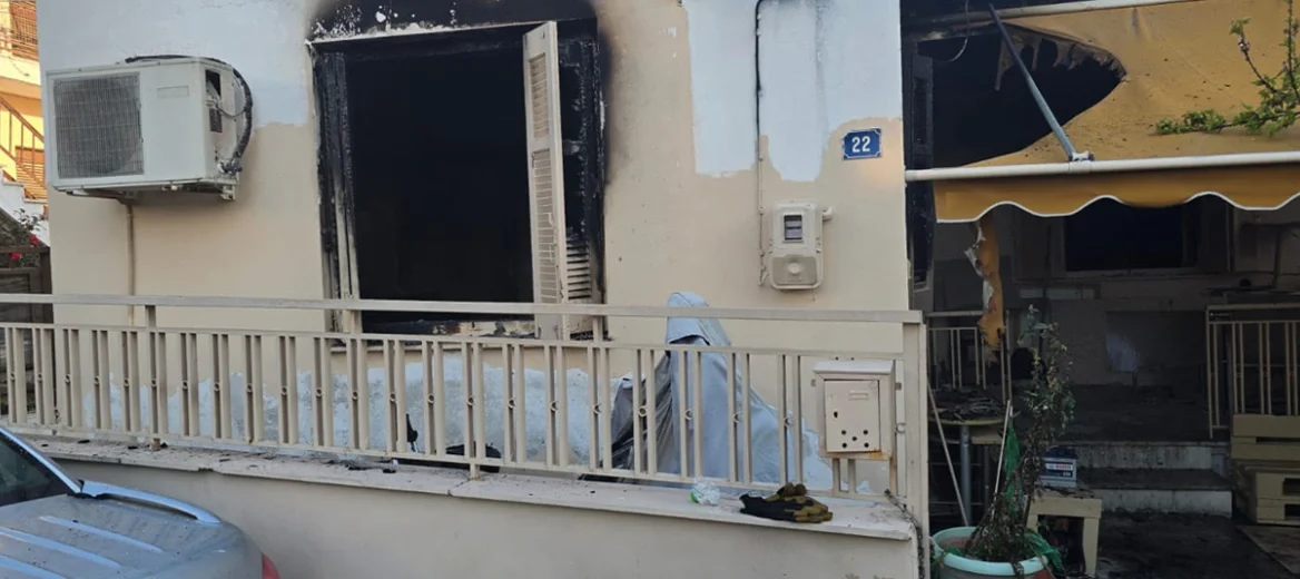 «Είδα την γυναίκα να καίγεται στην αυλή» -Συγκλονιστικές μαρτυρίες για την τραγωδία στον Βόλο με δύο νεκρές και έναν σοβαρά τραυματία  (βίντεο)
