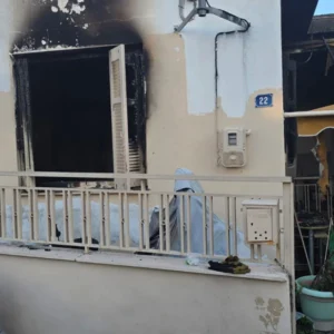 «Είδα την γυναίκα να καίγεται στην αυλή» -Συγκλονιστικές μαρτυρίες για την τραγωδία στον Βόλο με δύο νεκρές και έναν σοβαρά τραυματία  (βίντεο)