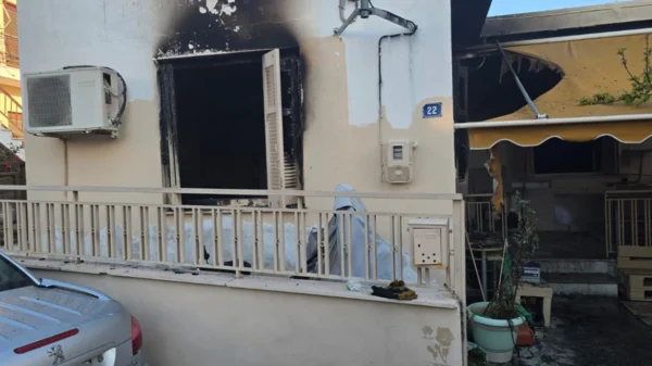 «Είδα την γυναίκα να καίγεται στην αυλή» -Συγκλονιστικές μαρτυρίες για την τραγωδία στον Βόλο με δύο νεκρές και έναν σοβαρά τραυματία  (βίντεο)