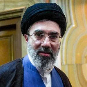 Θρίλελ με τον Μοτζάμπα Χαμεϊνί –  Η Daily Mail αναφέρει ότι μεταφέρθηκε στη Μόσχα για επείγουσα επέμβαση, επικαλούμενη κουβεϊτιανά ΜΜΕ