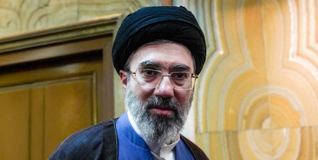 Θρίλελ με τον Μοτζάμπα Χαμεϊνί –  Η Daily Mail αναφέρει ότι μεταφέρθηκε στη Μόσχα για επείγουσα επέμβαση, επικαλούμενη κουβεϊτιανά ΜΜΕ