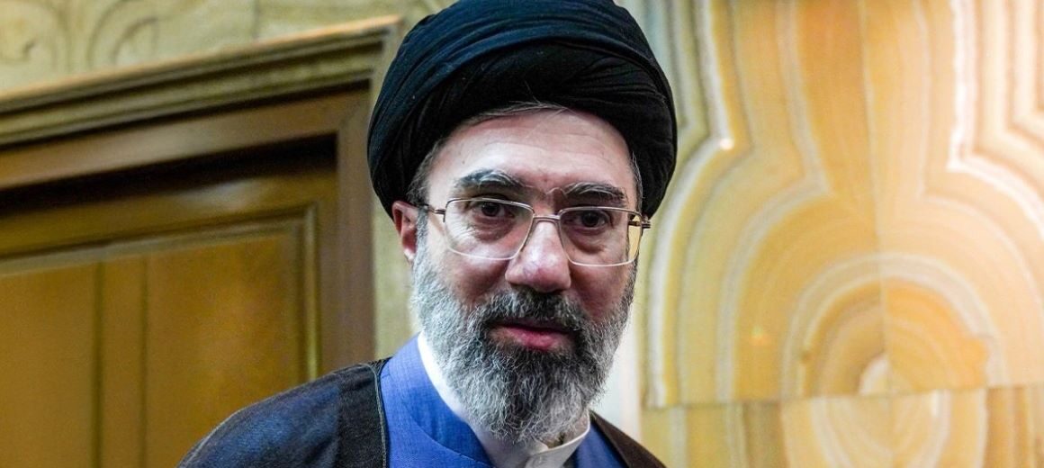 Θρίλελ με τον Μοτζάμπα Χαμεϊνί –  Η Daily Mail αναφέρει ότι μεταφέρθηκε στη Μόσχα για επείγουσα επέμβαση, επικαλούμενη κουβεϊτιανά ΜΜΕ