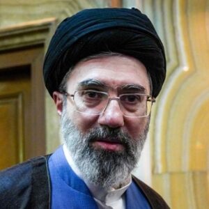 Θρίλελ με τον Μοτζάμπα Χαμεϊνί –  Η Daily Mail αναφέρει ότι μεταφέρθηκε στη Μόσχα για επείγουσα επέμβαση, επικαλούμενη κουβεϊτιανά ΜΜΕ