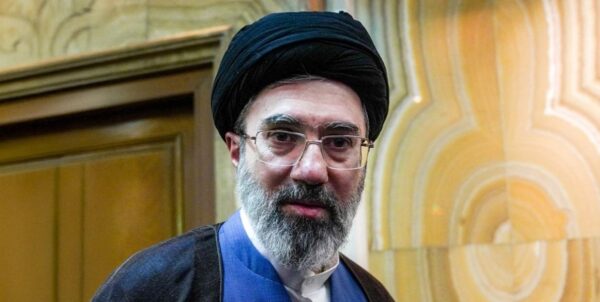 Θρίλελ με τον Μοτζάμπα Χαμεϊνί –  Η Daily Mail αναφέρει ότι μεταφέρθηκε στη Μόσχα για επείγουσα επέμβαση, επικαλούμενη κουβεϊτιανά ΜΜΕ