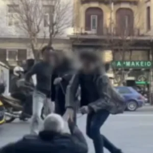 Θεσσαλονίκη: Οδηγός του ΟΑΣΘ βγήκε από το λεωφορείο και έπαιξε ξύλο με άλλον οδηγό που τον είχε μπλοκάρει στο δρόμο – Βίντεο