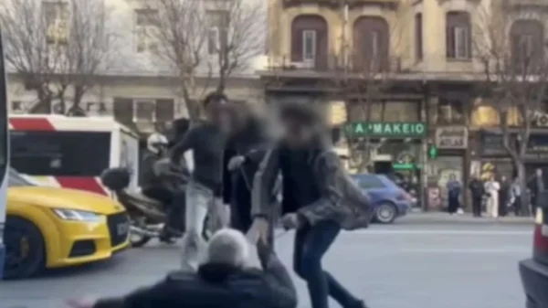 Θεσσαλονίκη: Οδηγός του ΟΑΣΘ βγήκε από το λεωφορείο και έπαιξε ξύλο με άλλον οδηγό που τον είχε μπλοκάρει στο δρόμο – Βίντεο