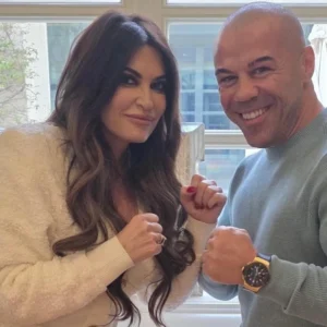 Ο Ζαμπίδης συνάντησε την Γκιλφόιλ και πόζαραν σε θέση… μάχης: Όταν ενώνουμε τις αξίες μας, το ταξίδι γίνεται πιο δυνατό