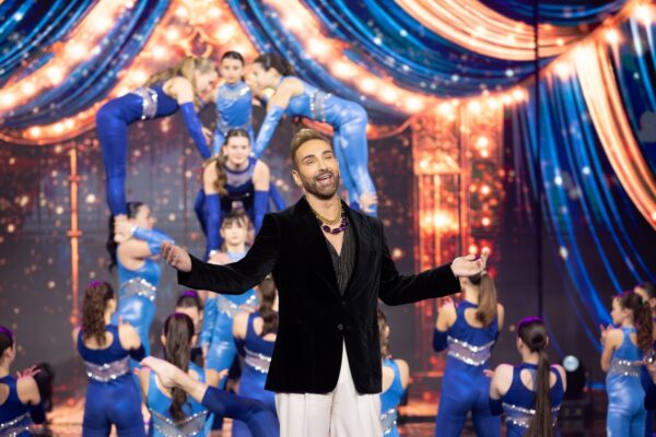 J2US: «Φωτιά  στο Σαββατόβραδο» με τη «Λαίδη» του ελληνικού τραγουδιούσε διπλό ρόλο! Το Σάββατο, 28 Μαρτίου στις 20:50 στο OPEN